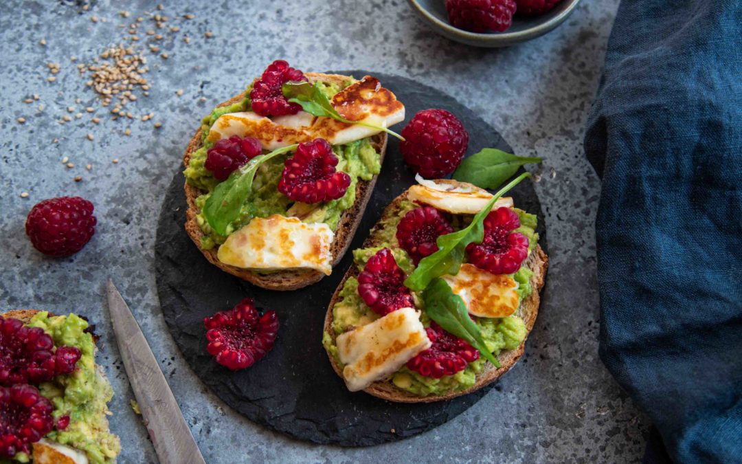 Tartines avocat, framboises et halloumi