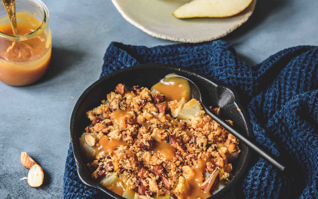 Crumble poire, pécan et caramel au beurre salé