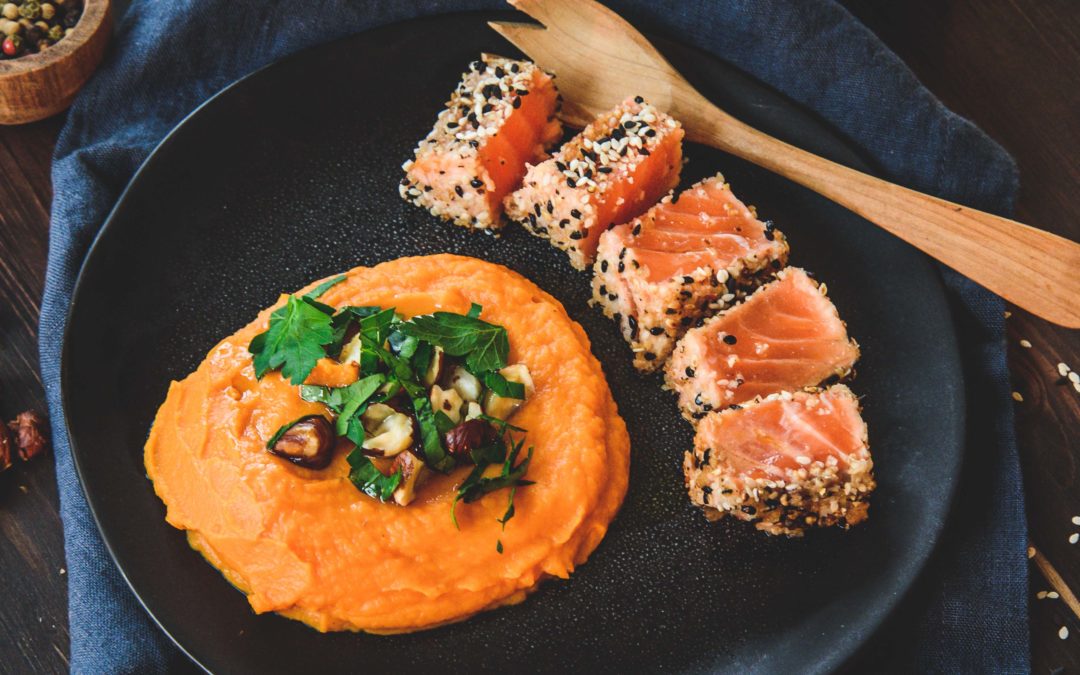 Mi-cuit de saumon au sésame, purée de patate douce au lait de coco